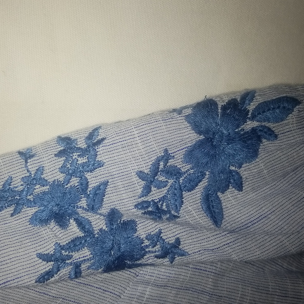 Peasant Women's blouse, Blue Embroidered Flowers size Small.